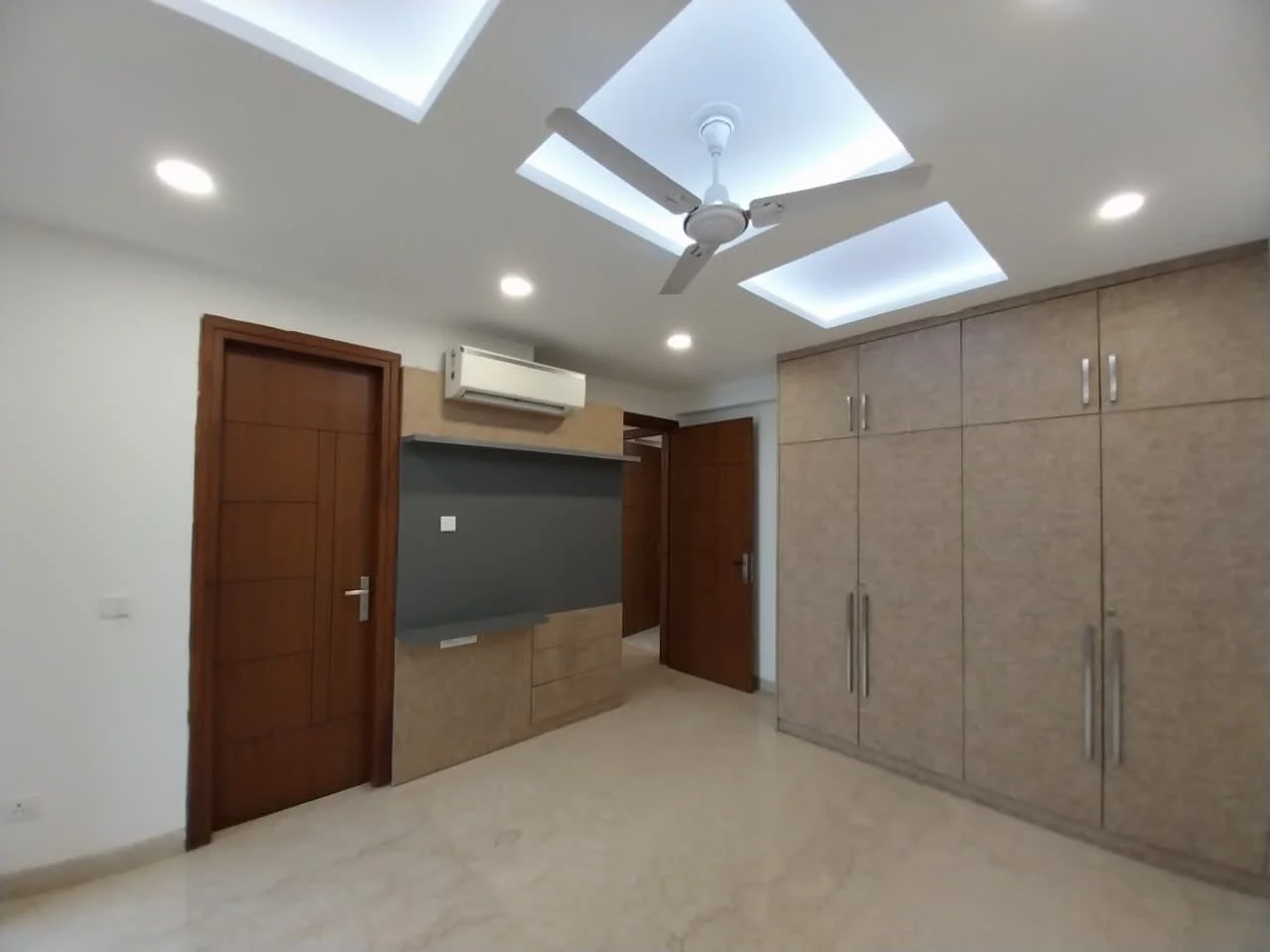 Luxurious 4 BHK Flat in Sushant Lok-2, Gurgaon – Prime Rent Deal (Image 12)